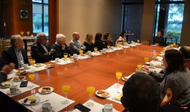 Desayuno exclusivo de miembros activos analizó la transformación de la derecha a nivel global