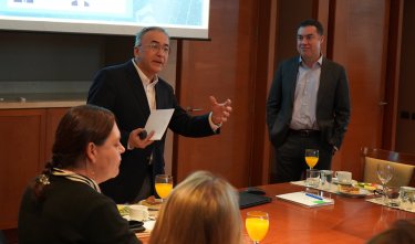 Desayuno alumni: una mirada crítica y estratégica hacia el futuro