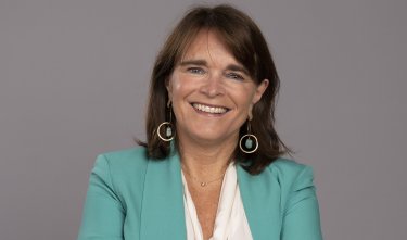 Profesora Cecilia Cifuentes fue invitada como experta a exponer sobre el derecho a la seguridad social