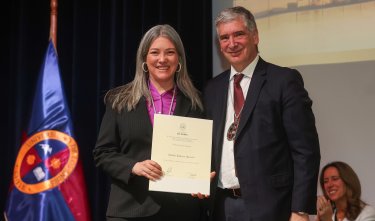 Natalia Yankovic recibe medalla de profesora titular de la Universidad de los Andes